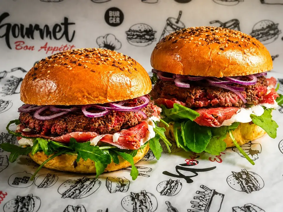 Burgers gourmets Jetlagfood avec viande, oignons rouges et roquette