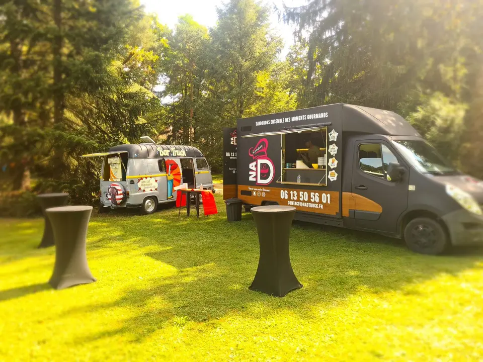 Food trucks Jetlagfood installés dans un parc pour un événement