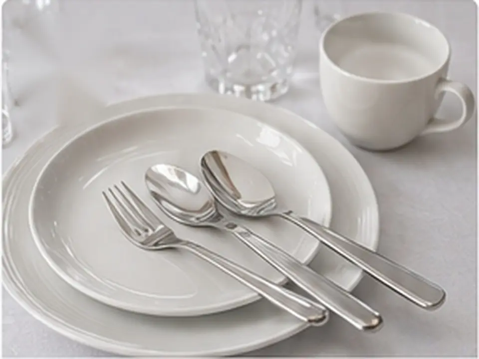 Vaisselle blanche, couverts inox, verres à eau et verres à vin pour événement