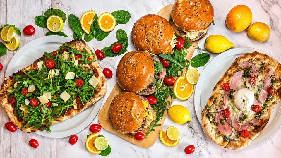 Sélection street-food Jetlagfood avec burgers et pinsas en vue du dessus