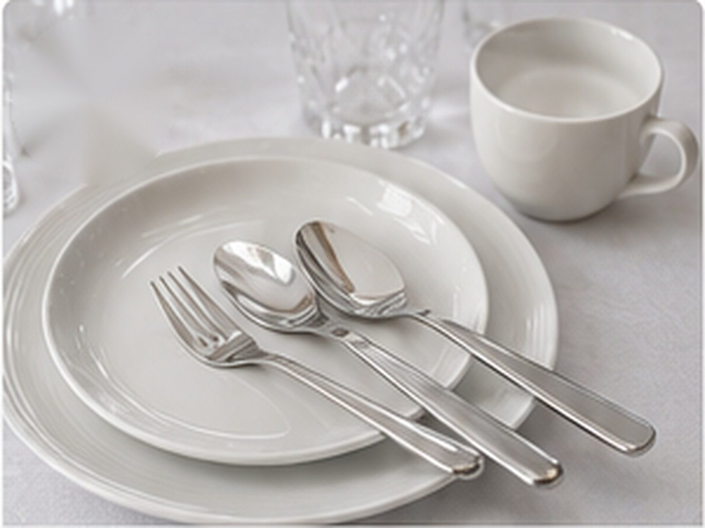 Location de vaisselle blanche et couverts inox pour réception